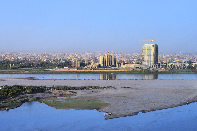喀土穆北部/喀土穆Bahri横跨青尼罗河- Hilat Hamad地区-图提岛在前景，喀土穆，苏丹